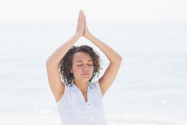 Femme heureuse relaxante