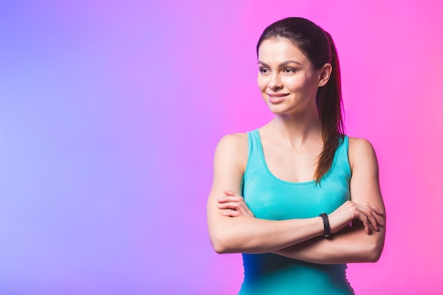 Femme heureuse de remise en forme debout avec les bras croisés