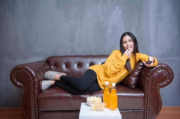 Photo femme heureuse, rester à la maison en regardant des films