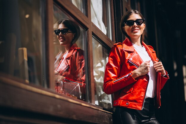 Femme heureuse en rouge