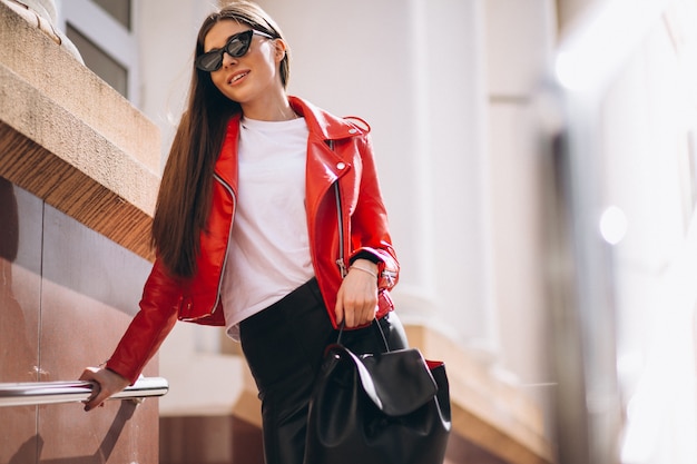 Femme heureuse en rouge