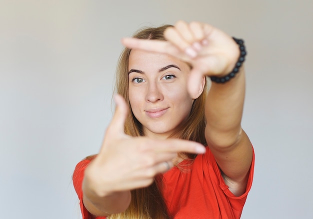 Photo femme heureuse en rouge