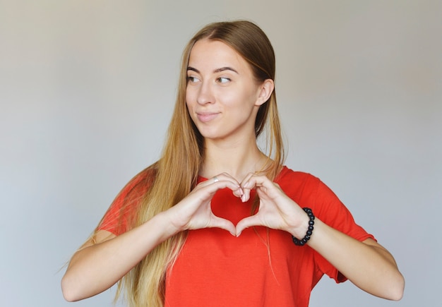 femme heureuse en rouge