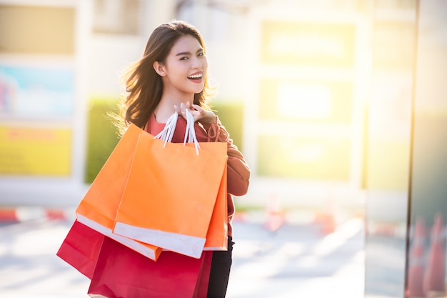 Femme heureuse, à, sacs provisions, apprécier, dans, achats