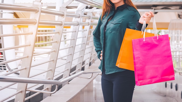 Femme heureuse avec des sacs à provisions bénéficiant d&#39;achats. shopping femme, concept de mode de vie