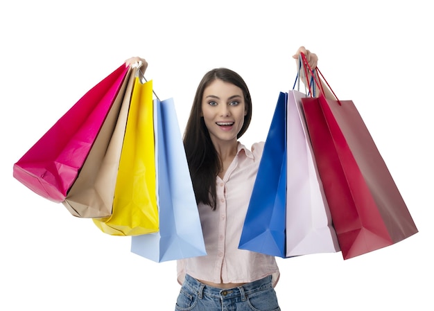 Femme heureuse avec des sacs à provisions à la main isolé sur fond blanc