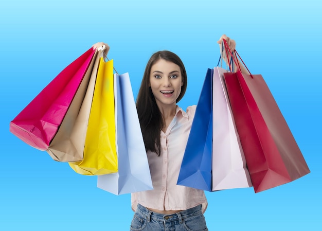 Femme heureuse avec des sacs à provisions à la main