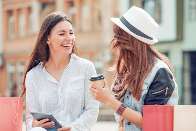 Femme heureuse avec des sacs à provisions