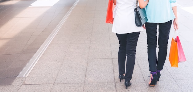 Femme heureuse avec des sacs