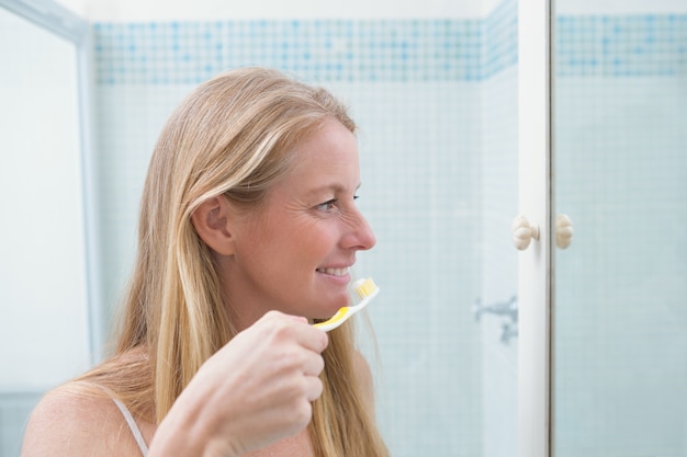 Femme heureuse se brosser les dents