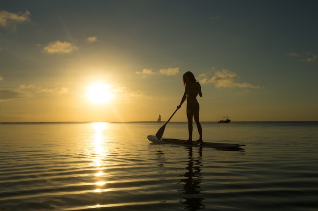 Femme heureuse se détend sur la plage