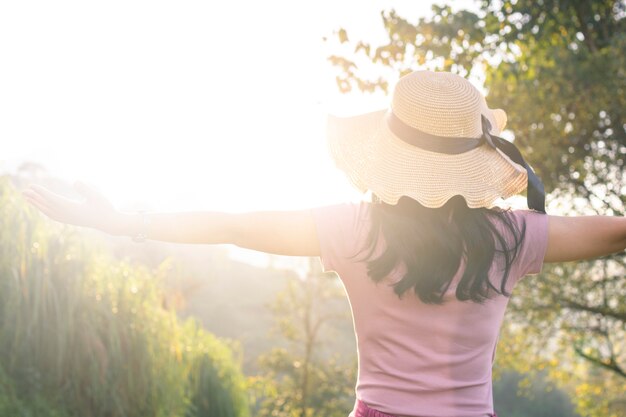 Femme heureuse se détendre et montrer au coucher du soleil fille en plein air, paisible et la liberté bénéficiant