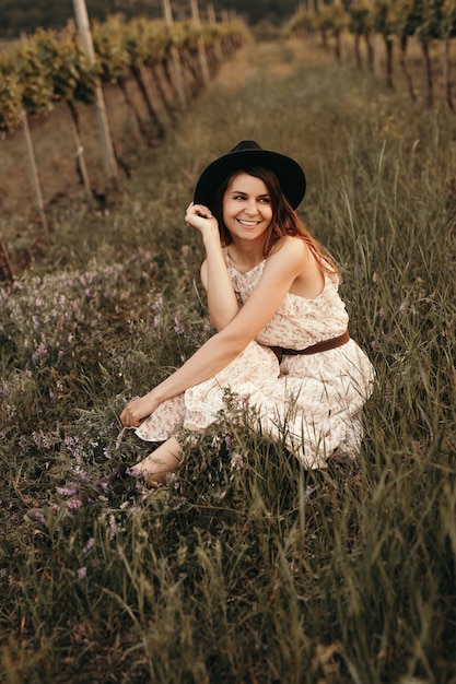 Femme heureuse se reposant dans la campagne d'été