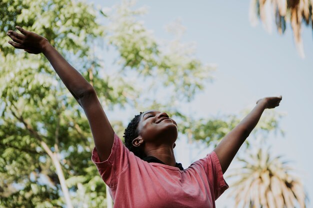 Femme Heureuse Se Sentir Libre Dans Le Parc