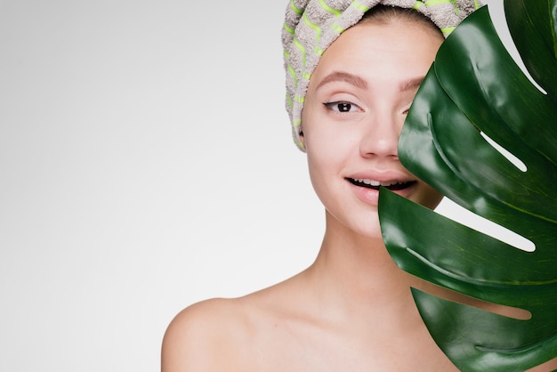 Femme heureuse avec une serviette sur la tête après une douche