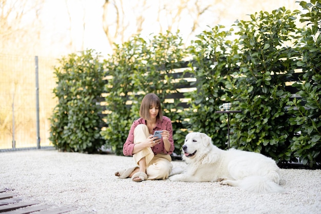 Femme heureuse avec son chien à l'arrière-cour