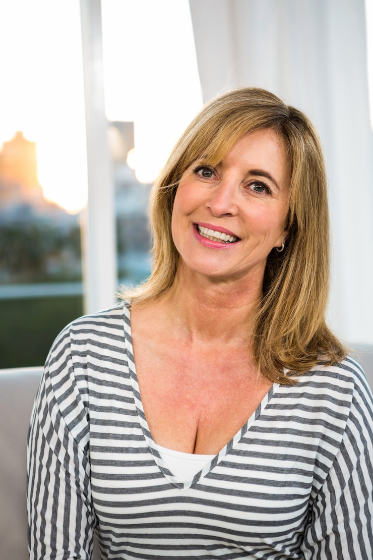 Photo femme heureuse souriant à la caméra