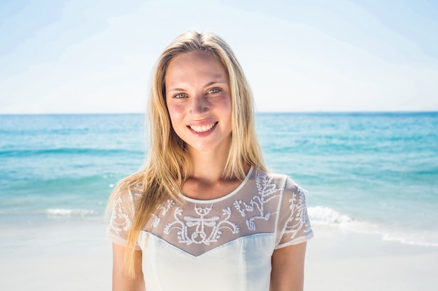 femme heureuse souriant à la plage