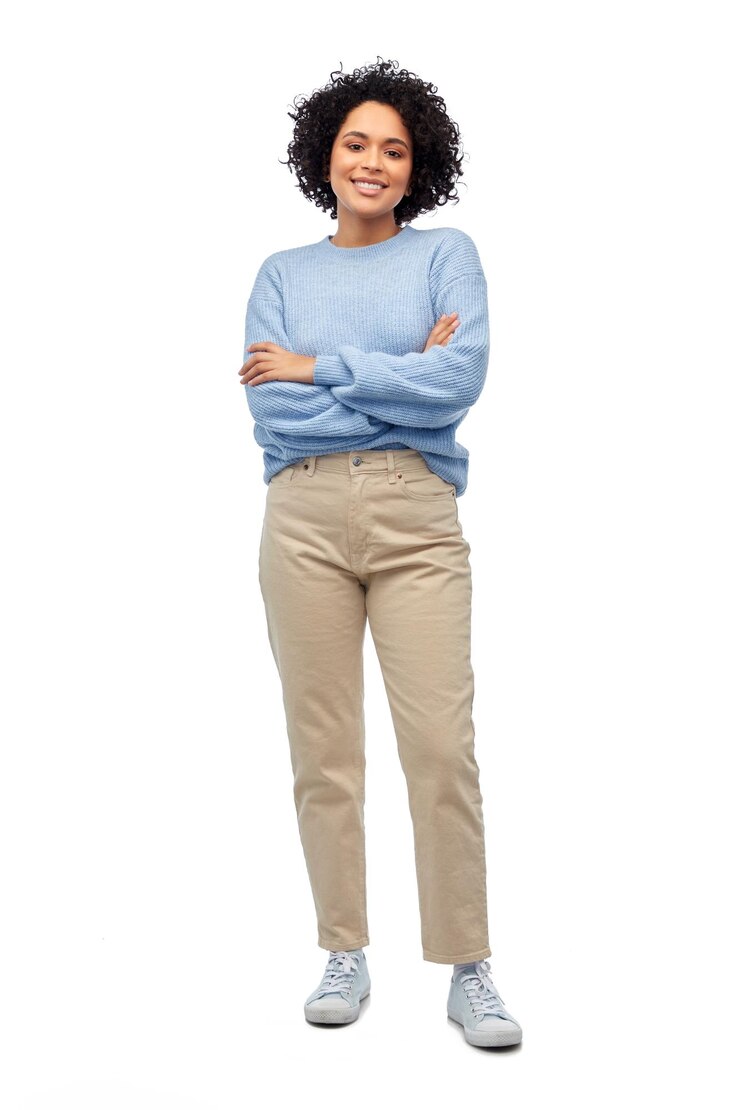 Photo une femme heureuse et souriante en pull bleu et en jean