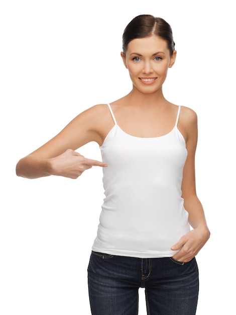 femme heureuse en t-shirt blanc vierge
