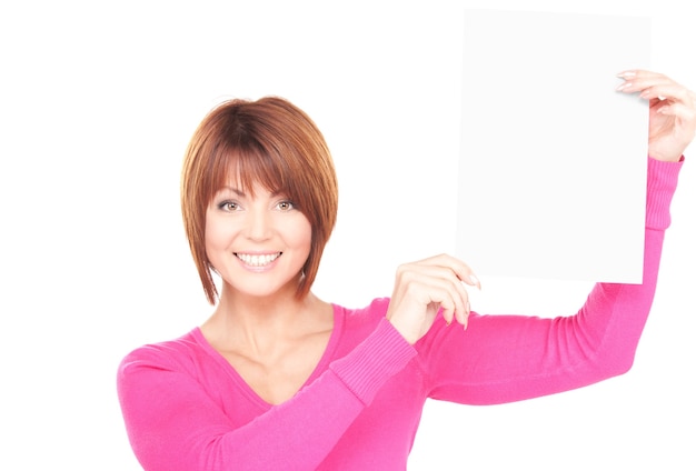 femme heureuse avec tableau blanc sur mur blanc