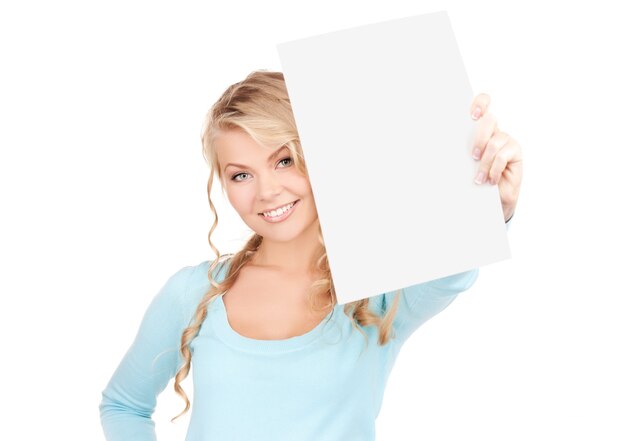 Photo femme heureuse avec tableau blanc sur mur blanc