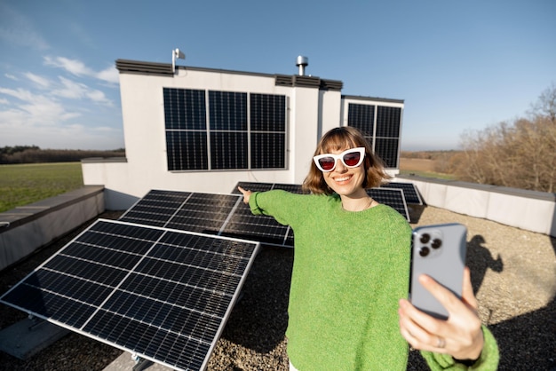 Femme heureuse sur le toit avec une station solaire