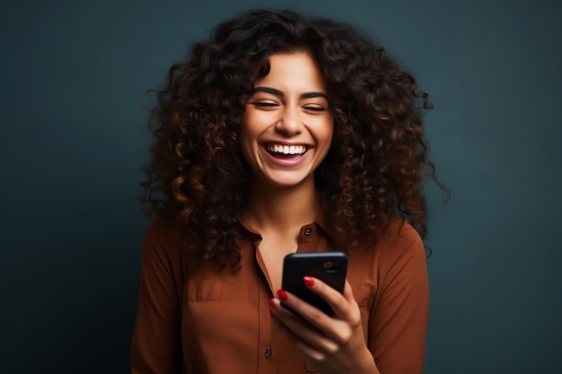 Une femme heureuse en train de discuter avec une IA générative de téléphone portable