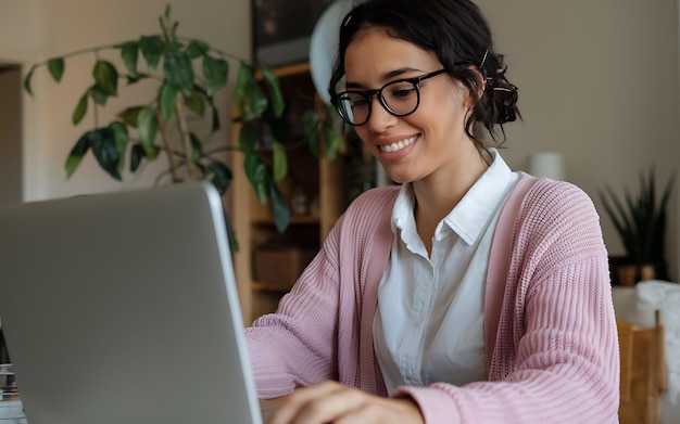 Une femme heureuse travaillant sur un ordinateur portable