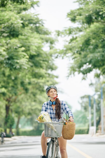 Femme heureuse à vélo