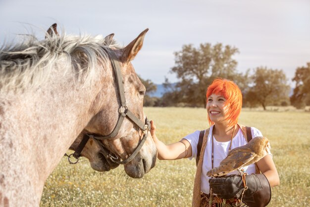 Photo femme, hibou blanc, bras, près, chevaux