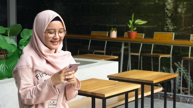 Une femme hijab a vu le téléphone portable