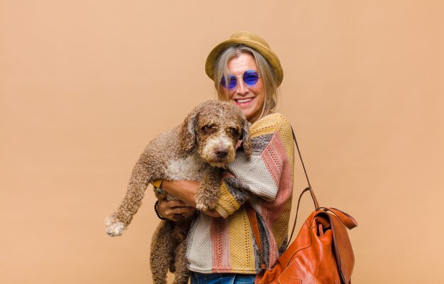 Femme hippie d'âge moyen avec un chien