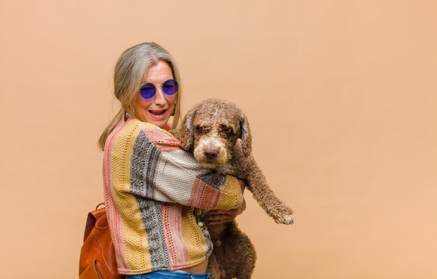 Femme hippie d'âge moyen avec un chien