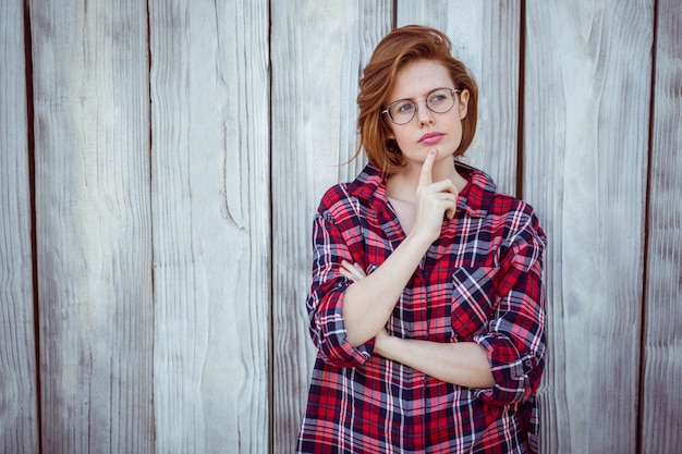 femme hipster belle pensée, avec son doigt sur son visage,