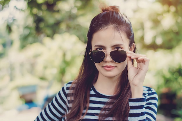 Femme hipster avec lunettes de soleil Concept Style Lifestyle Style.