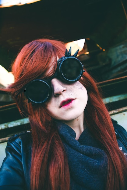 Une femme hipster portant des lunettes de soleil à l'extérieur