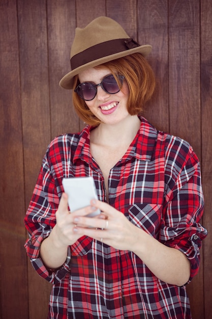 femme hipster souriante sur son smartphone