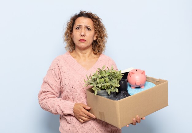 Femme hispanique d'âge moyen se sentant triste et pleurnichard avec un regard malheureux, pleurant avec une attitude négative et frustrée