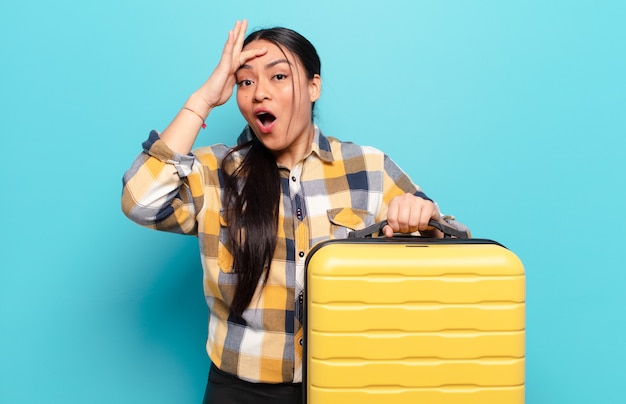 Femme hispanique à l'air heureuse, étonnée et surprise, souriante et réalisant de bonnes nouvelles incroyables et incroyables