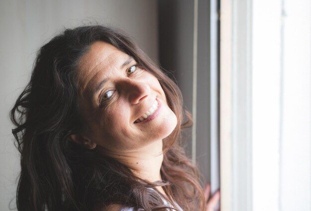 Une femme hispanique attrayante et souriante qui regarde la caméra.