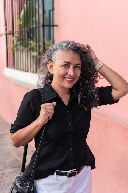 Femme hispanique debout dans une zone urbaine