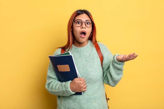 Femme hispanique étonnée, choquée et étonnée d'une incroyable surprise. notion d'étudiant