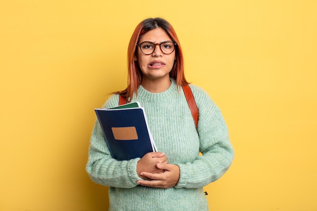 Femme hispanique à la recherche d'un concept d'étudiant perplexe et confus