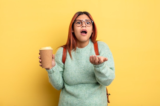 Femme hispanique à la recherche désespérée, frustrée et stressée. étudiant avec un concept de café