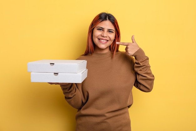 Femme hispanique souriant en toute confiance pointant vers son propre large sourire concept de pizzas à emporter