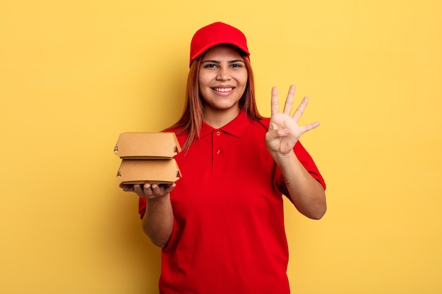 femme hispanique souriante et sympathique, montrant le numéro quatre. concept de livraison à emporter