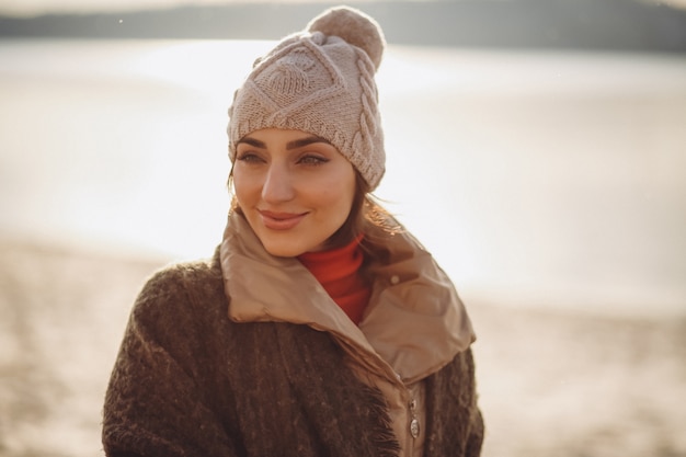 Femme en hiver au bord du lac