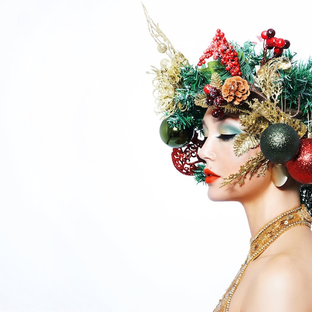 Femme d'hiver de Noël, mannequin. Belle coiffure et maquillage festifs pour le nouvel an et l'arbre de Noël. Fête.