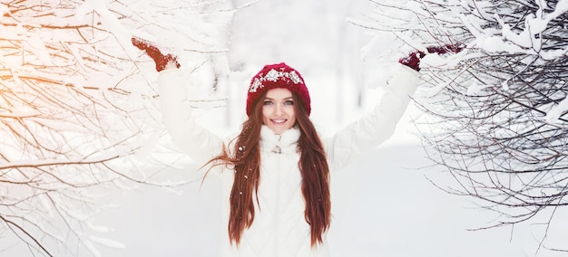 Femme en hiver en plein air